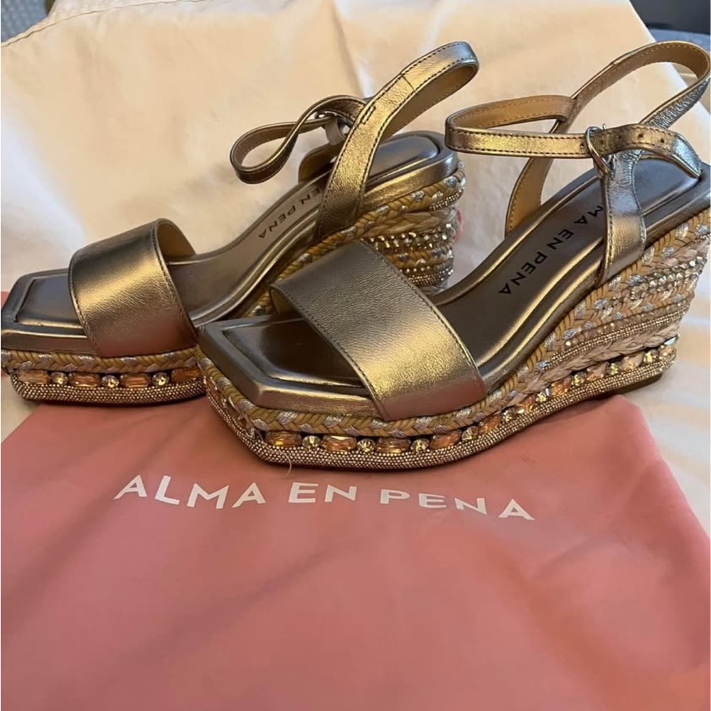 Alma en Pena Gold Wedge Sandal size 6.5